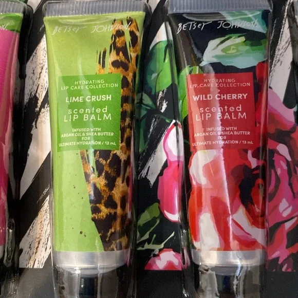 Betsey  Johnson 7 pc  hydrating lip Balms NWT Christmas - Picture 5 of 7